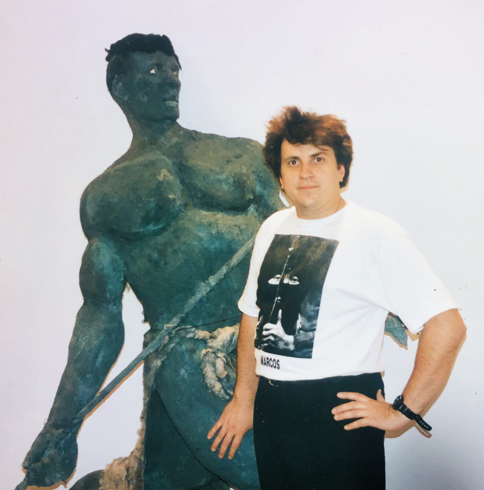 Frédéric Roulette debout à côté du Lanceur zoulou d'Ousmane Sow, sculpture d'un guerrier armé d'une lance